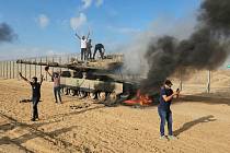 Palestinci oslavují zničení izraelského tanku