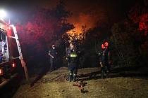 Řecko dál trápí rozsáhlé požáry, hasičům se je nedaří dostat pod kontrolu