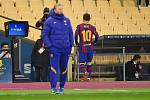 Lionel Messi odchází ze hřiště po první červené kartě, kterou inkasoval v dresu Barcelony.