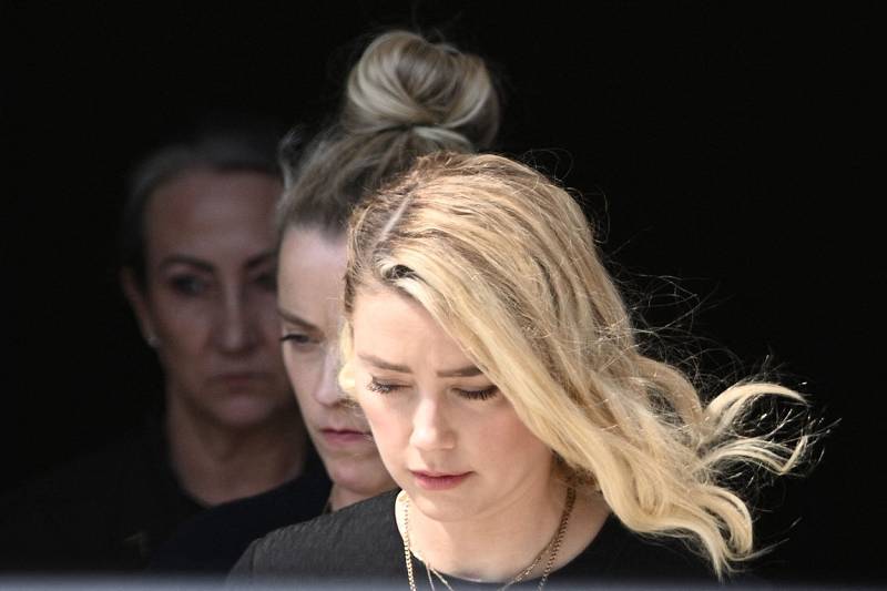 Amber Heard po verdiktu poroty před soudem, 1. června 2022.