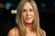 Jennifer Aniston, známá především díky seriálu Přátelé, je stále velmi žádanou herečkou. Momentálně je v kinech akční krimi komedie Vražda v Paříži, ve které hraje s Adamem Sandlerem. 