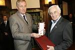 Předseda vlády a premiér České republiky Mirek Topolánek (vlevo) předal 4. března 2008 v Kramářově vile v Praze Milanu Paumerovi (vpravo) čestnou plaketu předsedy vlády ČR.