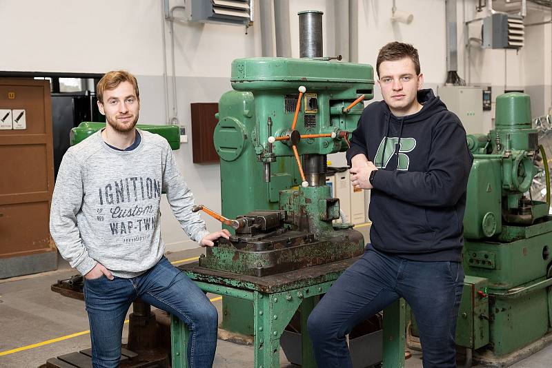 Matěj Pelikán a Jiří Mošner v dílně průmyslovky ve Žďáru nad Sázavou.