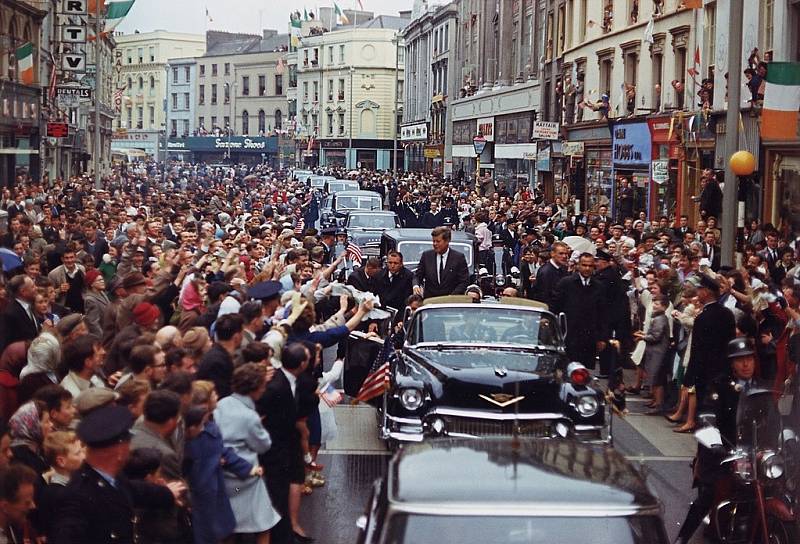 John Fitzgerald Kennedy byl mimořádně populárním americkým prezidentem a lidé jej obdivovali i v zahraničí. Na snímku jeho kolona projíždí irským Corkem.