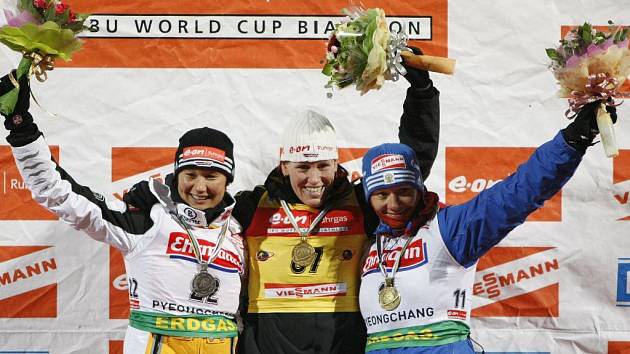 Stupně vítězů. Němka Kati Wilhelmová uprostřed slaví zlato, vedle ní stříbrná krajanka Simone Hauswaldová (vlevo) a bronzová Ruska Olga Zajcevová.
