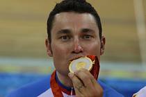 Handicapovaný cyklista Jiří Ježek se zlatou medailí.