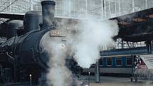 Hlavní nádraží zůstávalo během natáčení v provozu, historická lokomotiva se tak potkávala se svými dnešními následovnicemi