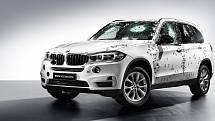 BMW X5 Security Plus z roku 2013 odolává dávkám z AK 47