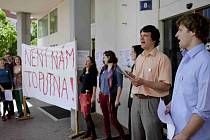 Studenti Fakulty humanitních studií Univerzity Karlovy protestovali 20. května v Praze proti nejmenování akademika Martina C. Putny profesorem. Prezident Miloš Zeman jej odmítl jmenovat, aniž sdělil důvody.
