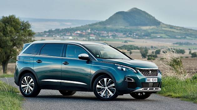 TEST: Peugeot 5008 si hraje na SUV. Jeho největší předností je ale péče o  rodinu - Deník.cz