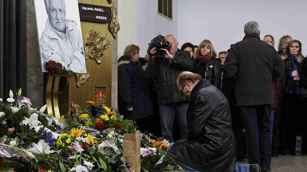 V Praze se 26. listopadu konalo poslední rozloučení se zpěvákem Pavlem Bobkem, který zemřel 20. listopadu ve věku 76 let.