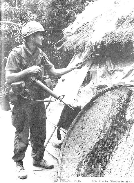 Příslušník 23. divize Americal zapaluje stavení ve vietnamské osadě My Lai po vyvraždění jejích obyvatel.