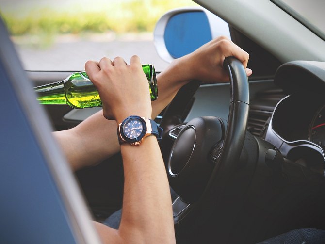 Alkohol za volantem - ilustrační snímek