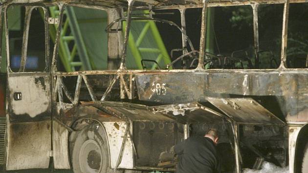 Vyšetřovatelé zkoumají trosky autobusu, ve kterém vybuchla nálož. 