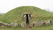 Bryn Celli Ddu, starověké rituální místo ve Walesu zřejmě sloužilo podobným účelům jako slavné Stonehenge