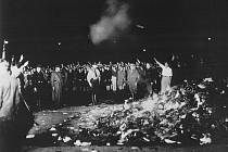 Veřejné pálení údajně neněmeckých knih na berlínském Opernplatzu dne 10. května 1933