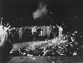 Veřejné pálení údajně neněmeckých knih na berlínském Opernplatzu dne 10. května 1933