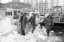 Odklízení ulic ve státě Massachusetts po sněhové bouři z počátku února 1978 komplikovala sněhem zavátá auta. Jezdit se po silnicích nedalo ještě šest dní poté, co blizard odezněl