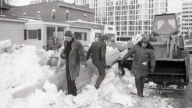 Odklízení ulic ve státě Massachusetts po sněhové bouři z počátku února 1978 komplikovala sněhem zavátá auta. Jezdit se po silnicích nedalo ještě šest dní poté, co blizard odezněl