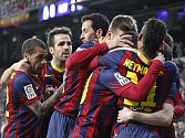 Fotbalisté Barcelony se radují z gólu proti Realu Madrid.