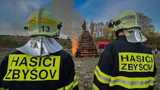 Hasiči vyjížděli při čarodějnicích k 88 požárům. Oslavy byly letos  klidnější - Deník.cz