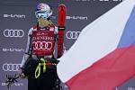 Česká lyžařka Ester Ledecká na pódiu po vítězství v superobřím slalomu ve Val d'Isere