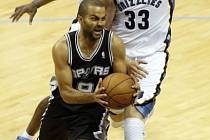 Tony Parker ze San Antonia proti Memphisu.