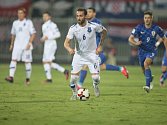 Fotbalistům Kosova (v bílém) přibudou další dva spoluhráči. Ilustrační foto.
