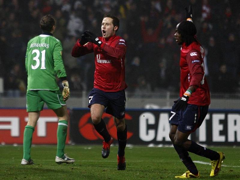 Yohan Cabaye z Lille (uprostřed) slaví gól v brance Slavie, kterou hájil Deniss Romanovs (vlevo).