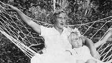 Irina Juřinová s maminkou v roce 1937.
