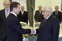 Henry Kissinger (vpravo) při březnovém setkání s ruským prezidentem Dmitrijem Medveděvem v Moskvě. 