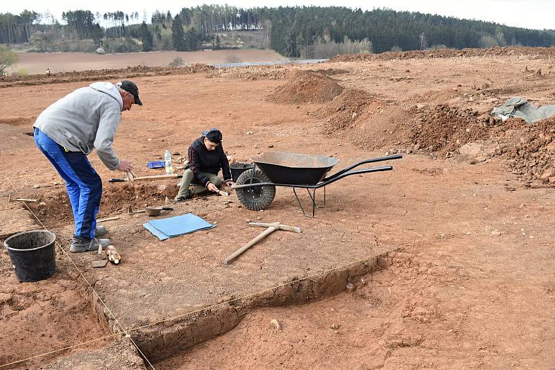 Členové České společnosti archeologické při průzkumu u Nesuchyně a Krupé.