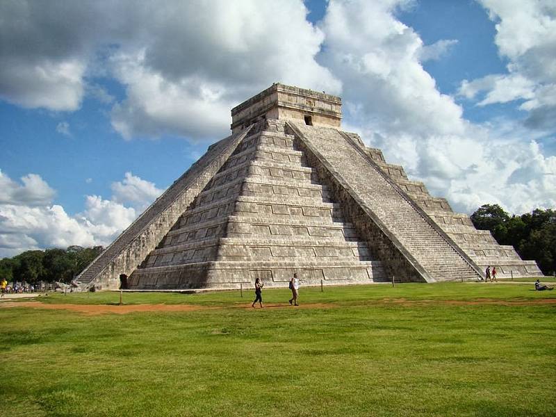 Pyramida El Castillo v Chichén Itzá