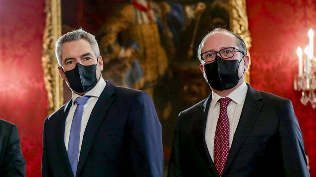 Dosavadní ministr vnitra Karl Nehammer (vlevo) složil přísahu a stal se třetím rakouským kancléřem za poslední dva měsíce