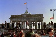Brandenburská brána po pádu Berlínské zdi. Ilustrační foto