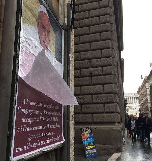 Podle italských médií jde o první plakáty, které kritizují papeže
