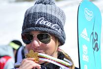 Ester Ledecká si hýčká zlatou medaili z mistrovství světa.