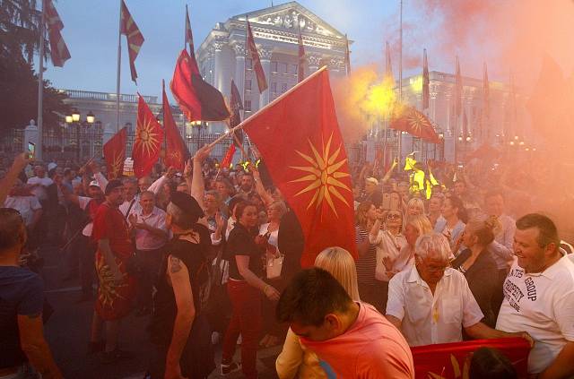 Tisíce lidí protestovaly na začátku června v makedonské Skopji proti změně názvu své země