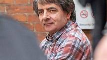 I toto je nezvyklý Mr.Bean. Rowan Atkinson si kvůli natáčení nového seriálu Man vs. Bee nechal dorůst vlasy. Vzdáleně tak britský herec připomíná dávnou postavu kultovního seriálu Dallas, Bobbyho Ewinga.