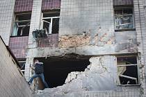 Budova v Kyjevě poničená ruským dronovým útokem v noci na 28. května 2023, ilustrační foto.