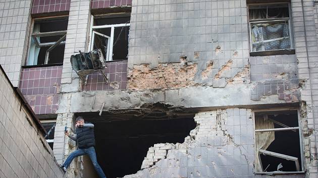 Budova v Kyjevě poničená ruským dronovým útokem v noci na 28. května 2023