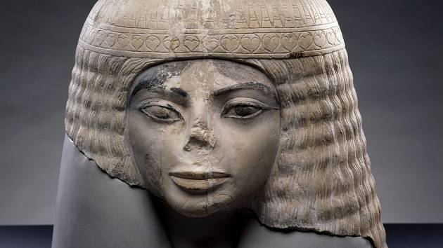 Busta ženy pravděpodobně pochází z dob Nové říše, která trvala od 1550 př. n. l do 1050 př. n. l.