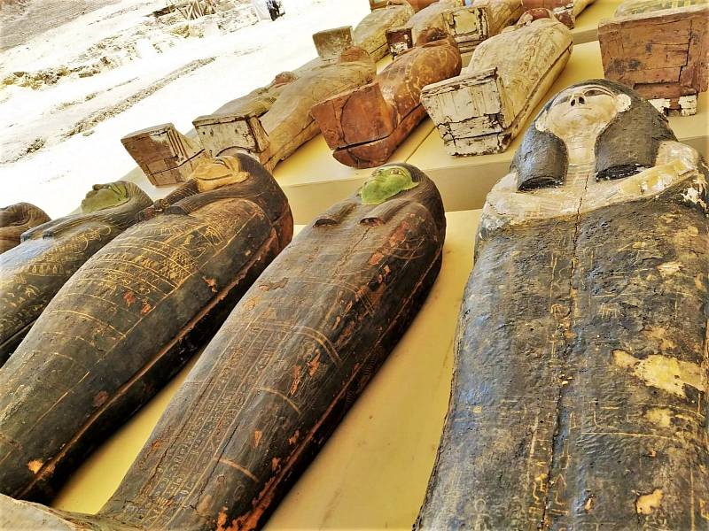 Egyptské naleziště v Sakkáře vydalo nyní opravdové unikáty. Archeologové objevili 150 vzácných bronzových sošek a 250 dřevěných sarkofágů se zachovalými mumiemi.