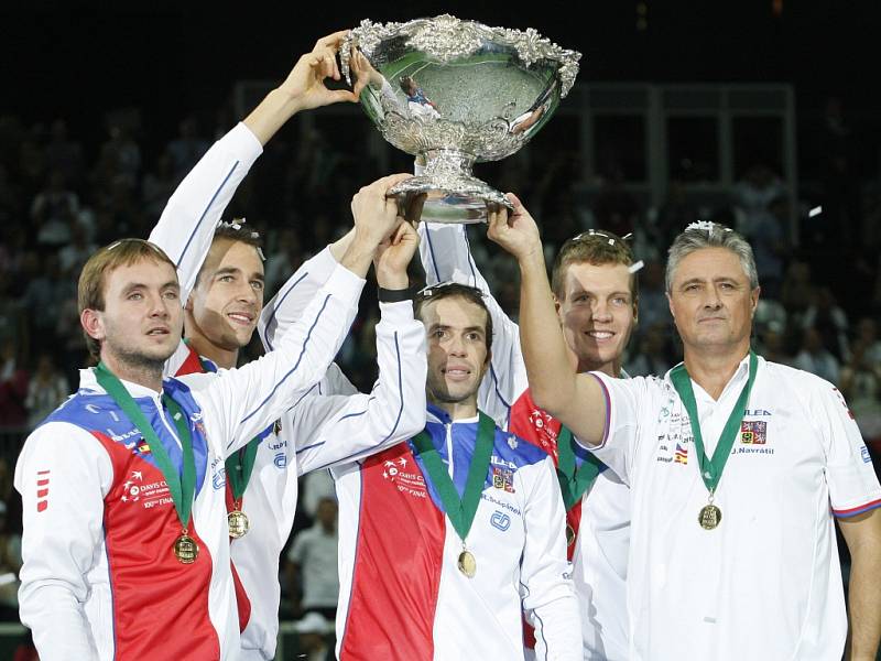 Čeští tenisté vyhráli slavný Davis Cup. Zleva Ivo Minář, Lukáš Rosol, Radek Štěpánek, Tomáš Berdych a kapitán Jaroslav Navrátil.