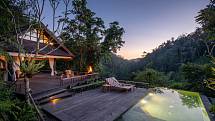 Uprostřed zelené džungle hosty přivítá hotel Buahan, a Banyan Tree Escape. Pokoje, respektive chatky jsou specifické tím, že nemají zdi.
