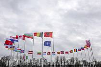 Vlajky zemí NATO před sídlem organizace v Bruselu. Ilustrační foto