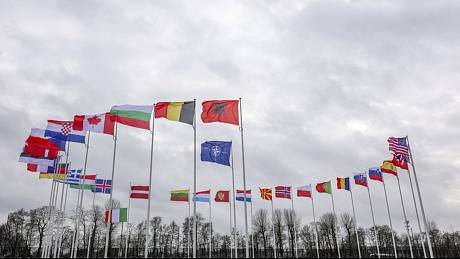 Vlajky zemí NATO před sídlem organizace v Bruselu. Ilustrační foto