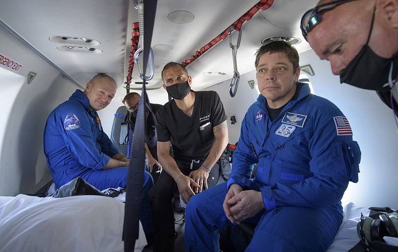 Američtí astronauti Douglas Hurley a Robert Behnken