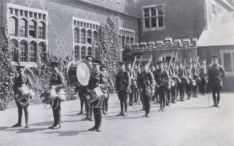 Přehlídka kadetů na Colchester Royal Grammar School v roce 1914