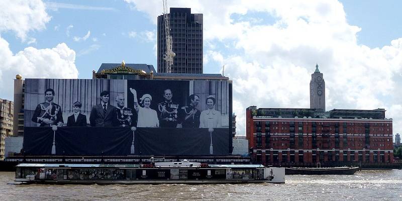 Když se v roce 2012 slavilo Diamantové výročí královny Alžběty II., celý Londýn zaplnily její snímky a britské vlajky.
